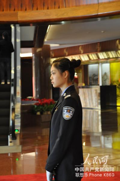 组图:十八大代表抵京 住地美女服务员列队迎宾