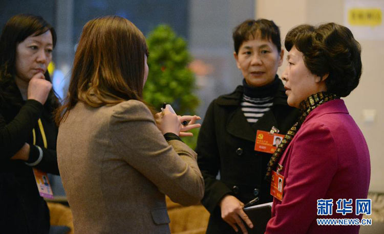   11月6日，十八大代表刘丽鸽（右一）、杨瑞辉（右二）在职工之家酒店大堂接受记者采访。随着出席中国共产党第十八次全国代表大会的代表陆续抵京，各媒体记者在会前就抓紧时间采访代表。 新华社记者王建华摄