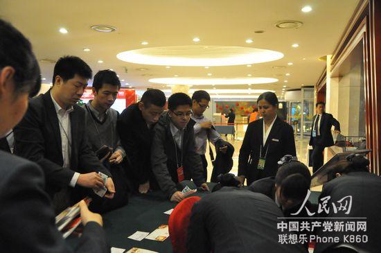 新聞中心工作人員搶購十八大紀念首郵票日封