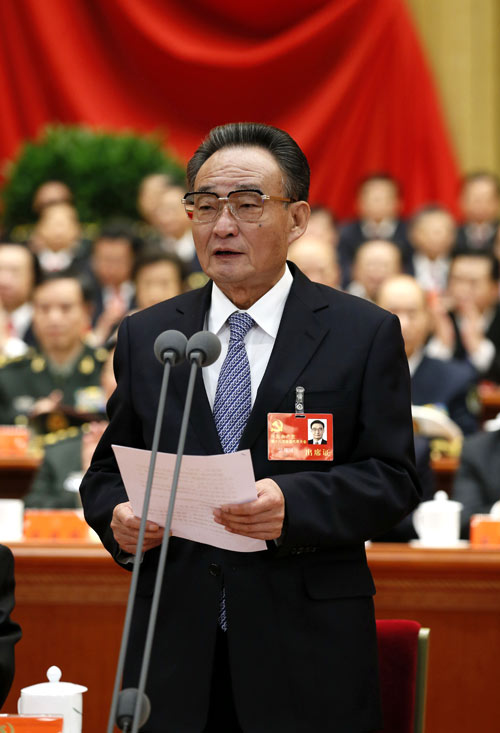 11月8日，中国共产党第十八次全国代表大会在北京人民大会堂隆重开幕。 吴邦国同志主持大会。 新华社记者 鞠鹏 摄