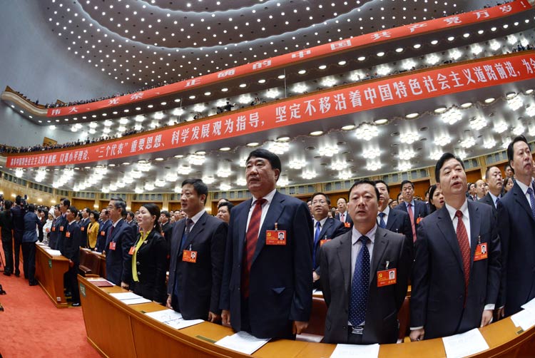 11月8日，中国共产党第十八次全国代表大会在北京人民大会堂隆重开幕。 这是全体起立唱国歌。新华社记者 饶爱民 摄