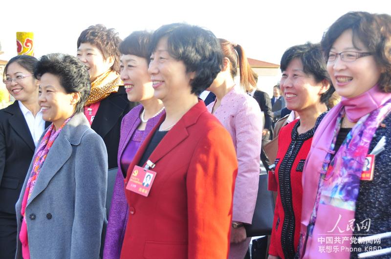 參加大會的女性代表入場。人民網記者 趙蓉 攝