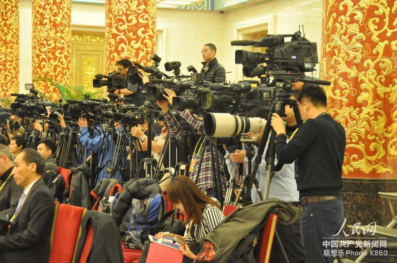 11月7日，中國共產黨第十八次全國代表大會新聞發布會在人民大會堂舉行，這是媒體記者在拍攝大會的場景。人民網記者 文鬆輝攝