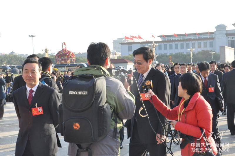 11月8日，媒體記者在人民大會堂門前採訪18大代表。人民網記者 文鬆輝攝