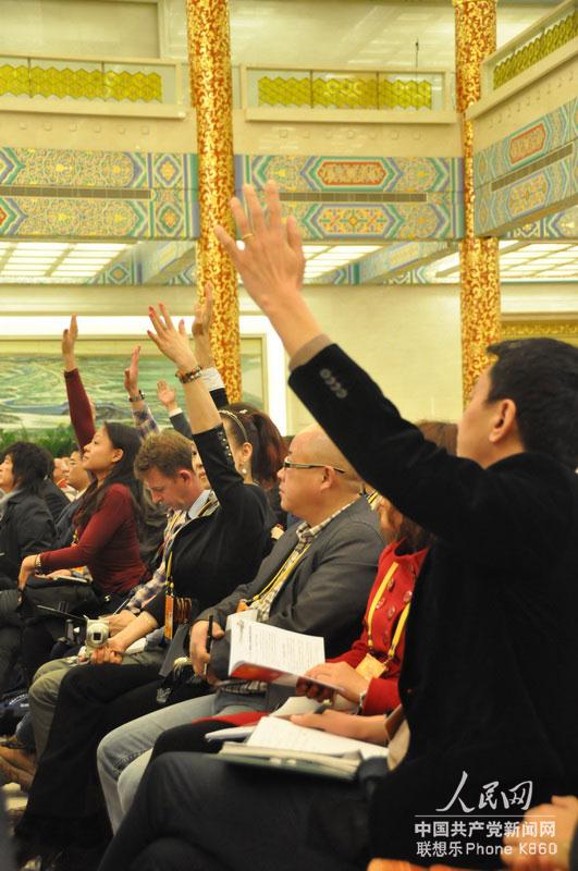 11月7日，中國共產黨第十八次全國代表大會新聞發布會在人民大會堂舉行，這是中外記者在舉手爭取提問機會。人民網記者 文鬆輝攝