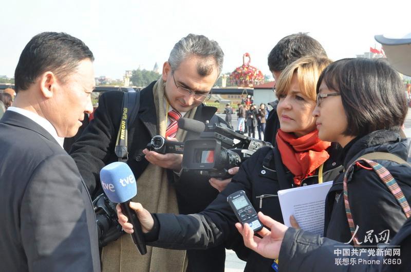 11月8日上午，中國共產黨第十八次全國代表大會開幕大會結束后，媒體記者在採訪十八大代表。人民網記者 文鬆輝攝
