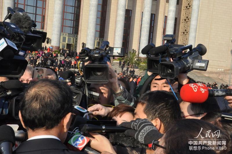 11月8日，媒體記者在人民大會堂前熱情地“包圍”訪問十八大代表。人民網記者 文鬆輝攝