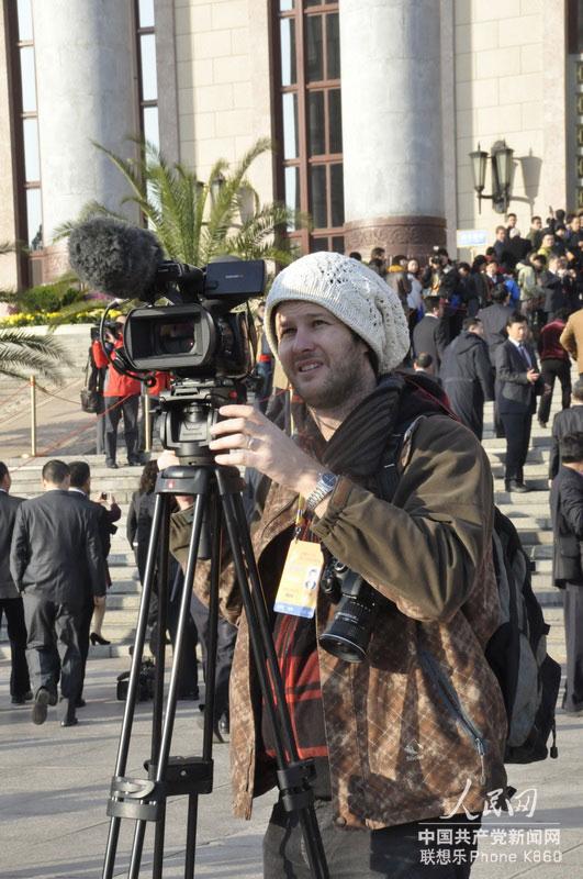 11月8日，外國媒體記者在人民大會堂前拍攝採訪。人民網記者 文鬆輝攝
