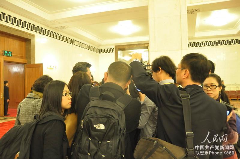 11月8日上午，十八大開幕大會結束后，媒體記者在人民大會堂採訪十八大代表。人民網記者 文鬆輝攝