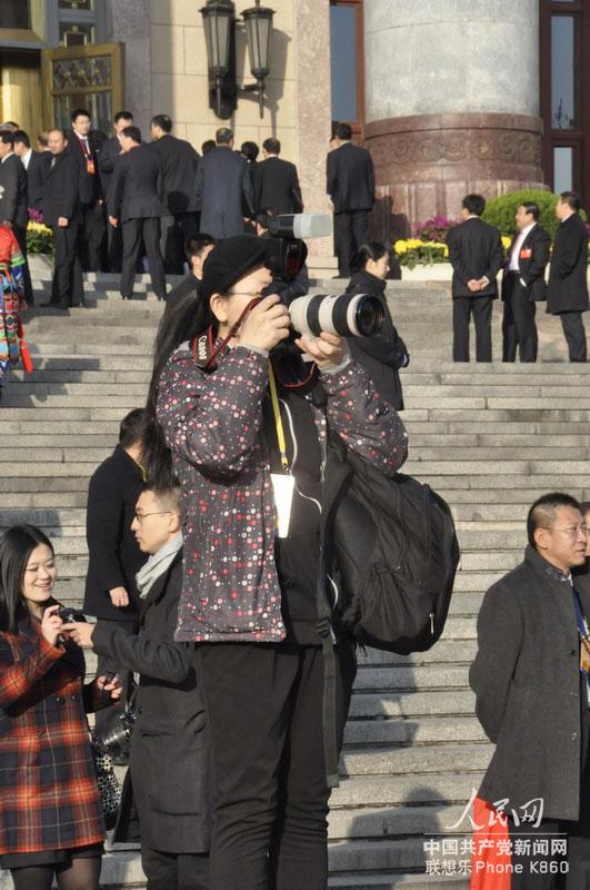 11月8日，媒體記者站在在人民大會堂前拍攝。人民網記者 文鬆輝攝