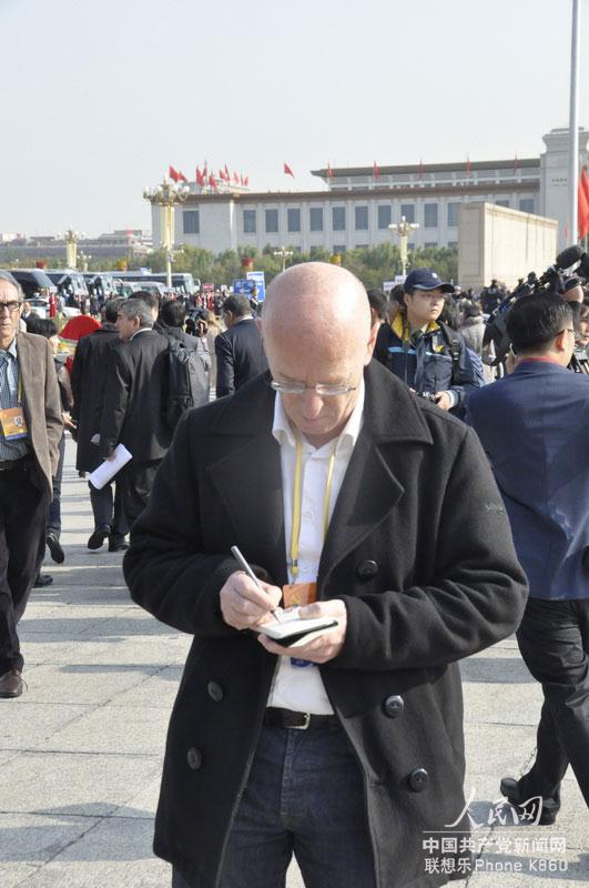 11月8日上午，十八大開幕大會結束后，外國記者在人民大會堂記錄自己剛採訪十八大代表的內容。人民網記者 文鬆輝攝