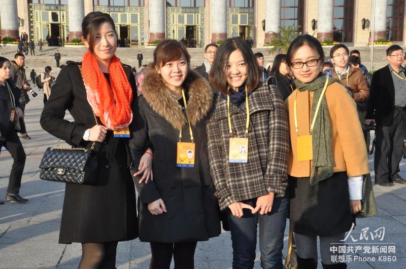11月8日，女記者們在人民大會堂前合影，用青春燦爛的笑容迎接第十三個中國記者節以及中國共產黨第十八次全國代表大會在北京人民大會堂開幕。人民網記者 文鬆輝攝