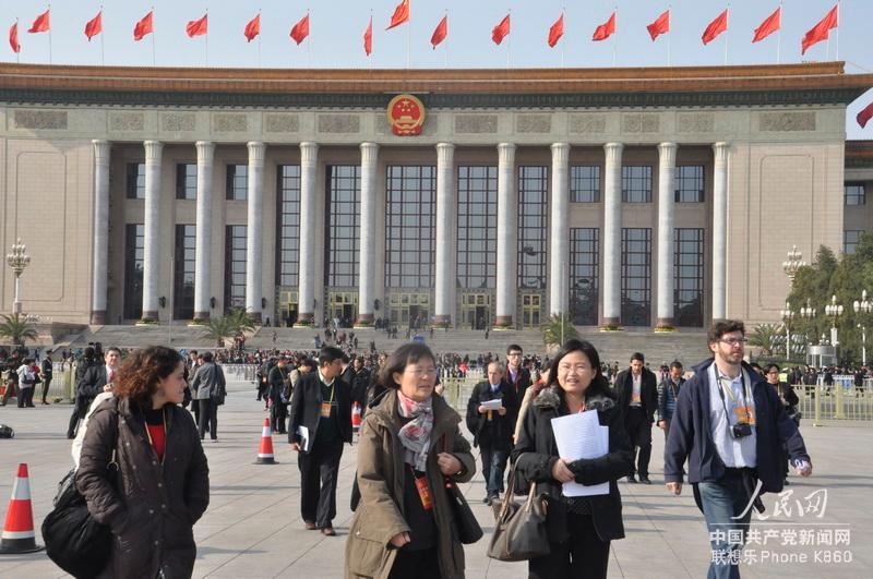 中國共產黨第十八次全國代表大會開幕大會結束后，媒體記者結束採訪后陸續離開大會堂，奔赴下一個工作目標。人民網記者 文鬆輝攝