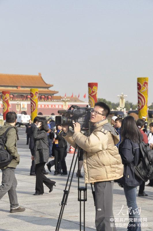 我拍我的——11月8日上午，媒體記者在人民大會堂門前拍攝採訪。人民網記者 文鬆輝攝