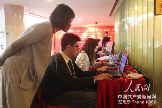 中外記者在新聞中心度過記者節。
