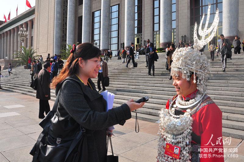 11月8日，十八大開幕式結束后記者“圍堵”代表採訪。人民網記者 曹華攝