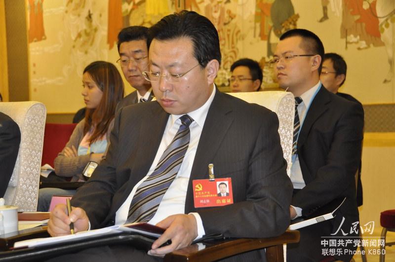 十八大代表,榆林市委书记胡志强在讨论会上.(人民网记者文松辉摄影)
