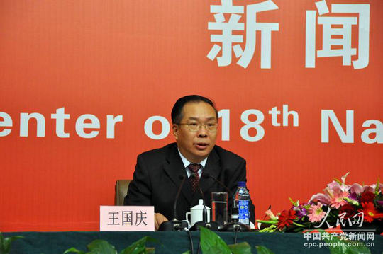 “黨的建設工作”記者招待會主持人王國慶 。（人民網 張啟川 攝）