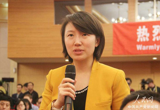 鳳凰衛視記者在現場提問。（人民網記者 毛雷 攝）