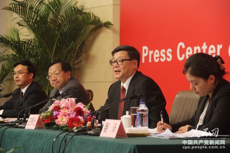 中國社會科學院常務副院長王偉光回答記者提問（人民網記者 毛雷 攝）