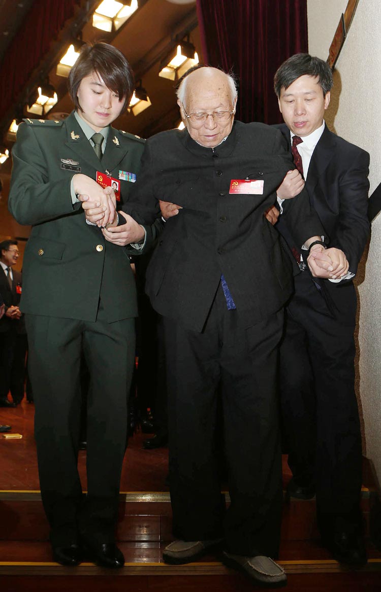    這是11月8日，焦劉洋（左一）攙扶焦若愚。 焦若愚出生於1915年，是最年長的十八大代表，兩人年齡相差74歲，黨齡相差72年。