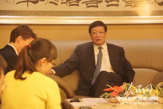 十八大代表、中國投資有限責任公司董事長樓繼偉接受路透社記者採訪