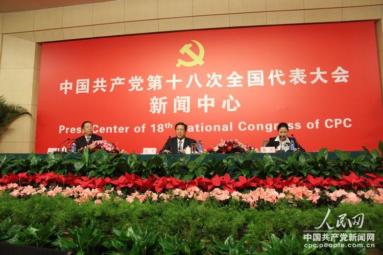 “中國經濟和社會發展情況”記者招待會主席台（人民網記者 毛雷 攝）
