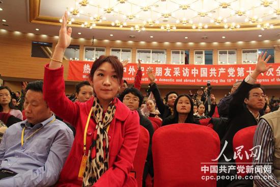 記者踴躍提問（人民網記者 毛雷 攝）