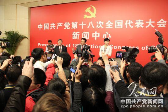 陳德銘被記者圍訪