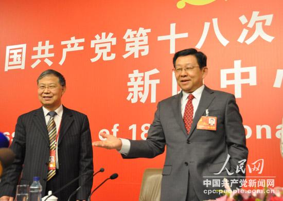 11月10日上午，中國商務部部長陳德銘在十八大新聞中心接受中外記者採訪。（記者 燕勐 攝）
