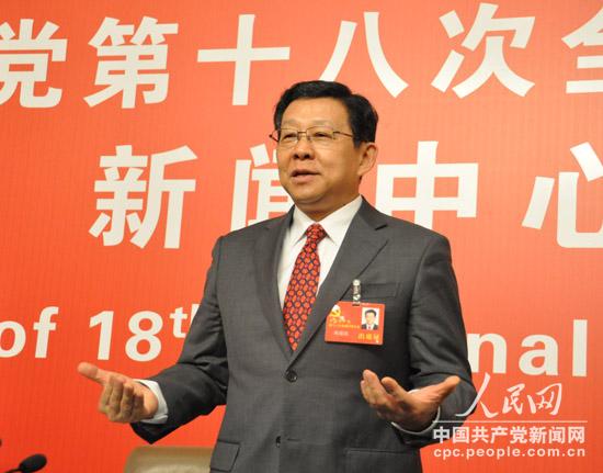 11月10日上午，中國商務部部長陳德銘在十八大新聞中心接受中外記者採訪。（記者 燕勐 攝）