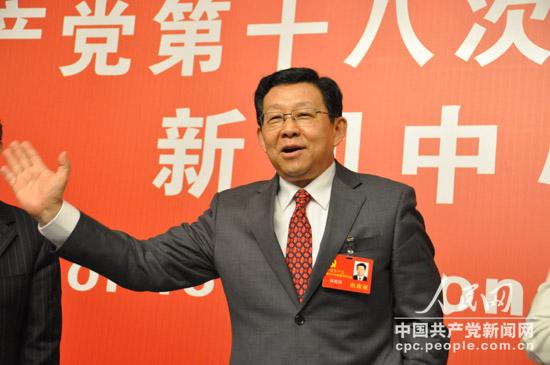 11月10日上午，中國商務部部長陳德銘在十八大新聞中心接受中外記者採訪。（記者 燕勐 攝）