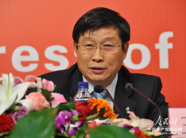 中国建设银行董事长王洪章在“中国银行改革与科学发展”集体采访会上。（人民网 张启川 摄）