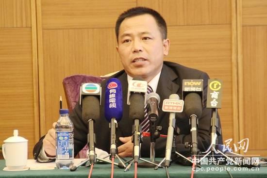十八大代表、遼寧省盤錦光合蟹業有限公司董事長李曉東接受媒體採訪