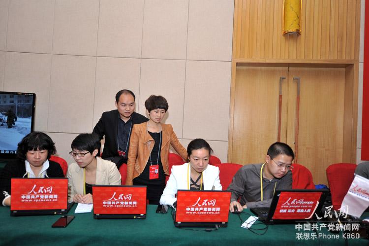 图：“中国民生领域工作情况”记者招待会即将开始 人民网直播组准备就绪。（人民网 张启川 摄）
