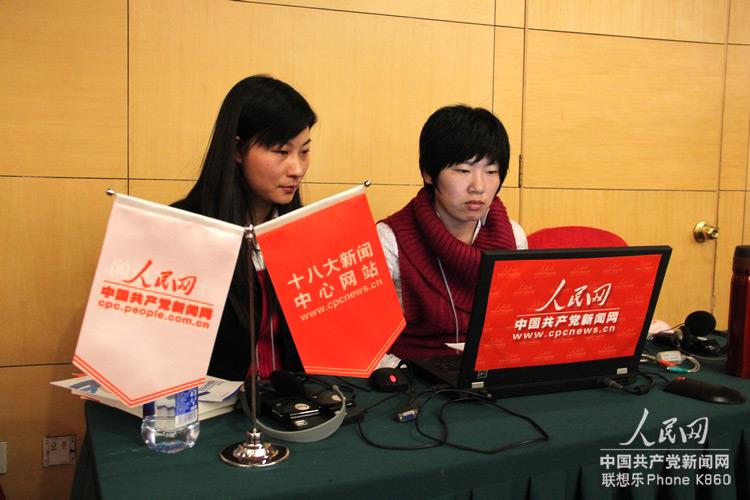 圖：“中國民生領域工作情況”記者招待會即將開始 人民網直播組准備就緒。（人民網 毛雷 攝）