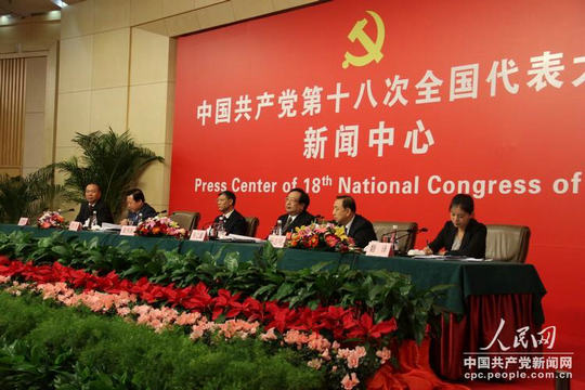 “中國民生領域工作情況”記者招待會現場主席台（人民網 毛雷 攝）