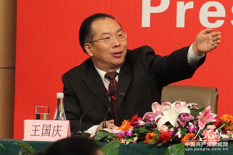 圖：“中國民生領域工作情況”記者招待會主持人王國慶。人民網 毛雷 攝