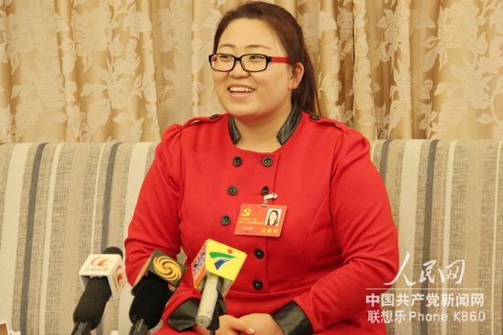 十八大代表、廣東農民工代表閻文靜接受媒體採訪。