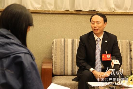 十八大代表、揚子石化董事長馬秋林接受媒體採訪。