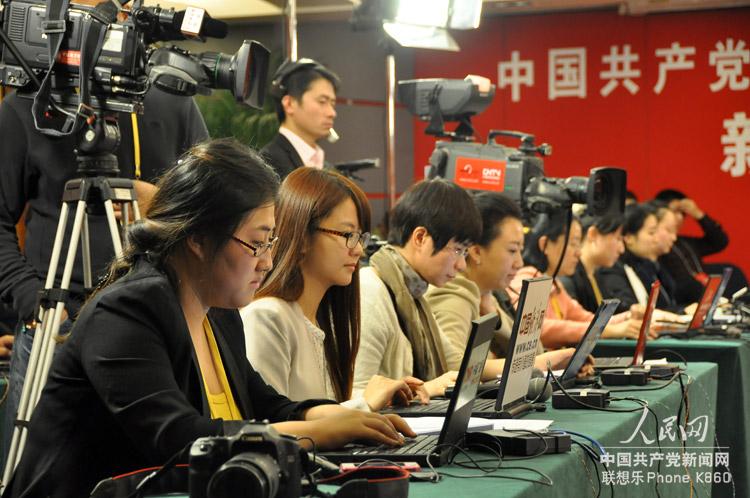 網絡訪談“中國的教育公平”現場的媒體記者。人民網 張啟川 攝