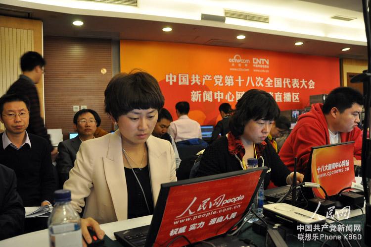 網絡訪談“中國的教育公平”現場的人民網直播台。人民網 張啟川 攝