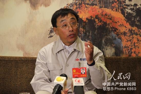 十八大代表郭明義接受記者採訪
