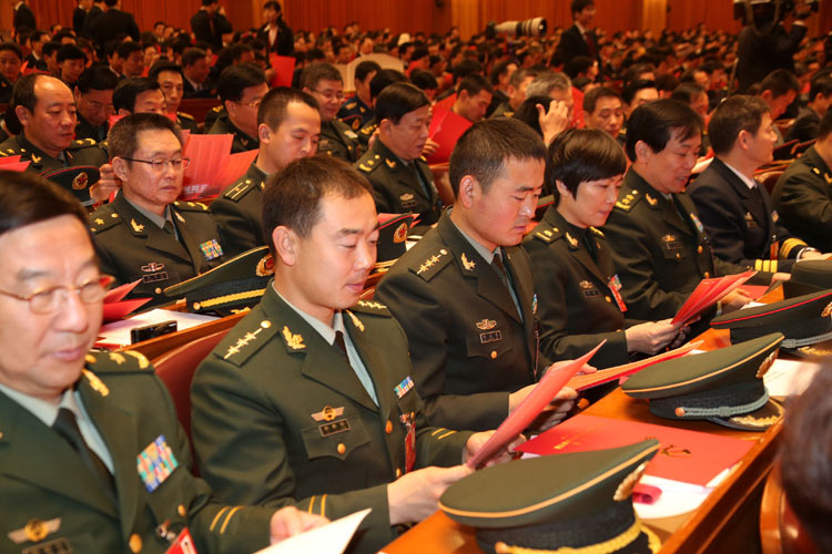 11月14日，中国共产党第十八次全国代表大会闭幕会在北京人民大会堂举行。这是代表准备投票。新华社记者王建民摄