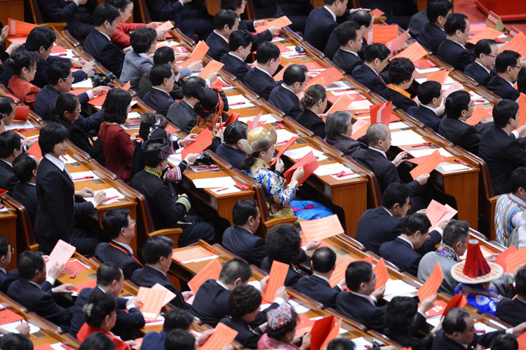   11月14日，中国共产党第十八次全国代表大会闭幕会在北京人民大会堂举行。这是代表准备投票。新华社记者刘建生摄