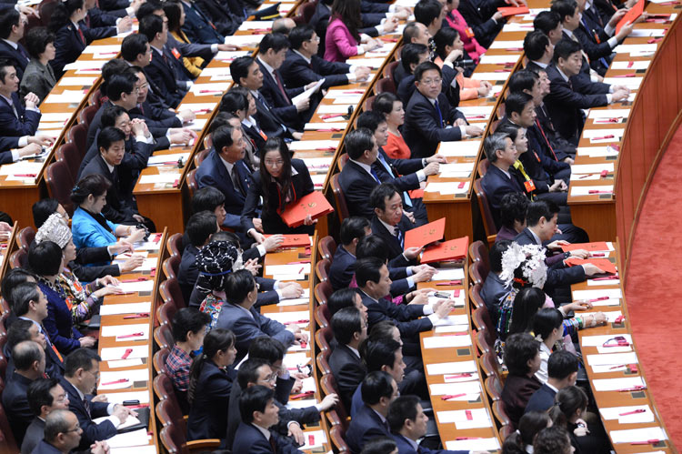 11月14日，中國共產黨第十八次全國代表大會閉幕會在北京人民大會堂舉行。這是工作人員在發選票。新華社記者劉建生攝