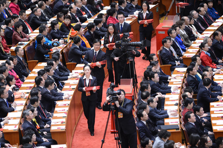   11月14日，中國共產黨第十八次全國代表大會閉幕會在北京人民大會堂舉行。這是工作人員在發選票。 新華社記者劉建生攝