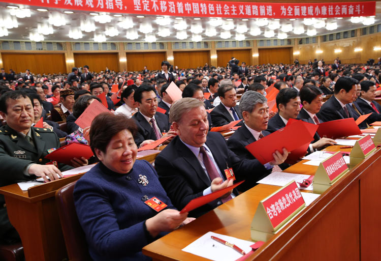 11月14日，中国共产党第十八次全国代表大会闭幕会在北京人民大会堂举行。这是代表准备投票。新华社记者刘卫兵摄