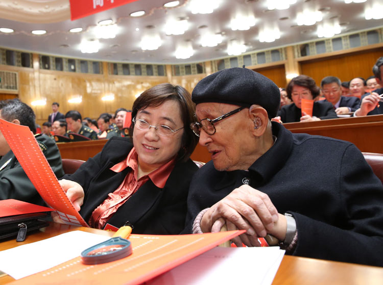    11月14日，中國共產黨第十八次全國代表大會閉幕會在北京人民大會堂舉行。這是代表准備投票。新華社記者劉衛兵攝