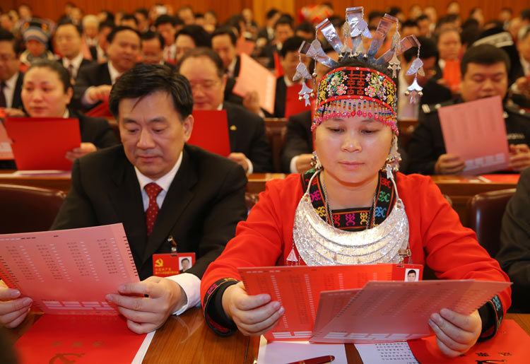  11月14日，中国共产党第十八次全国代表大会闭幕会在北京人民大会堂举行。 这是代表准备投票。 新华社记者陈建力摄